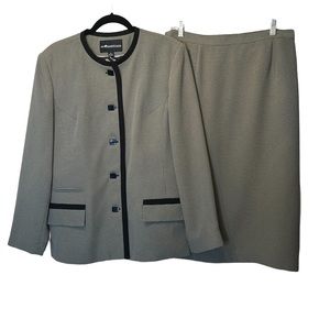 Sag Harbor Skirt Suit 2 pc. Sz.16